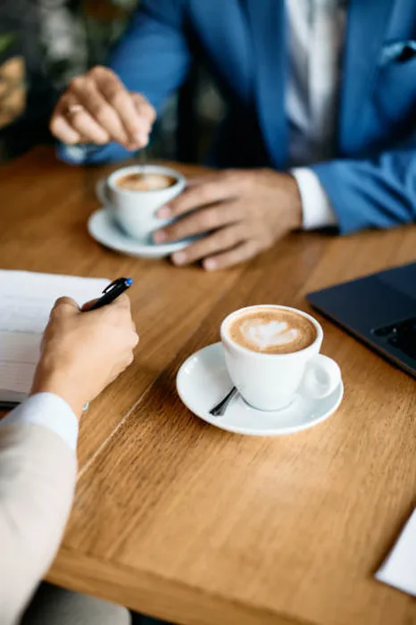 Échange autour d'un café avec votre conseiller